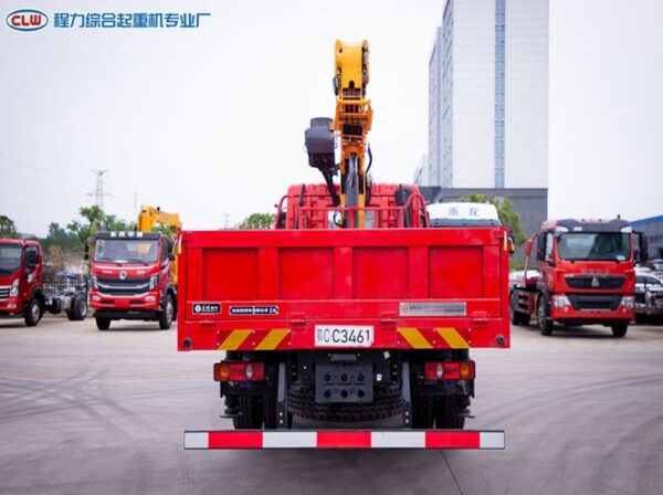 Dongfeng D7 is equipped with 8 tons XCMG crane - Image 8