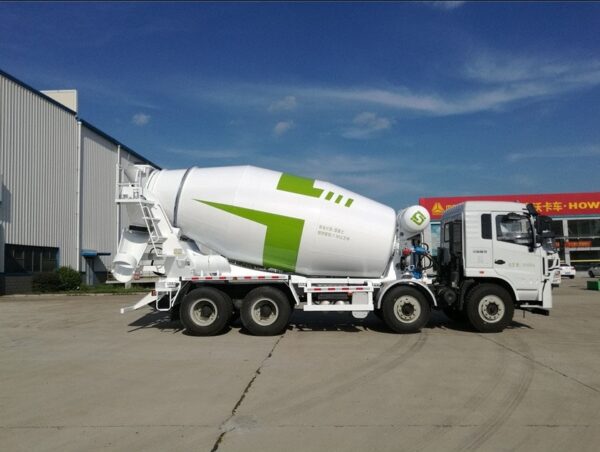 Lightweight - Sinotruk Howo 12 Cubic Meter Mixer Truck - Image 3