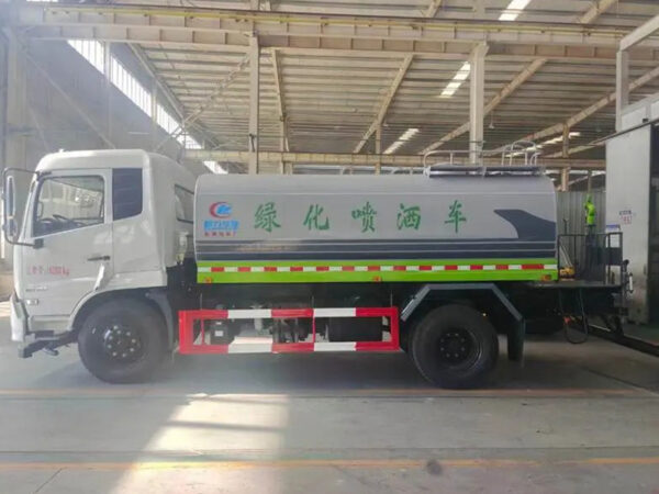 Dongfeng Tianjin Water Sprinkler Truck (12 cubic meters) - Image 2