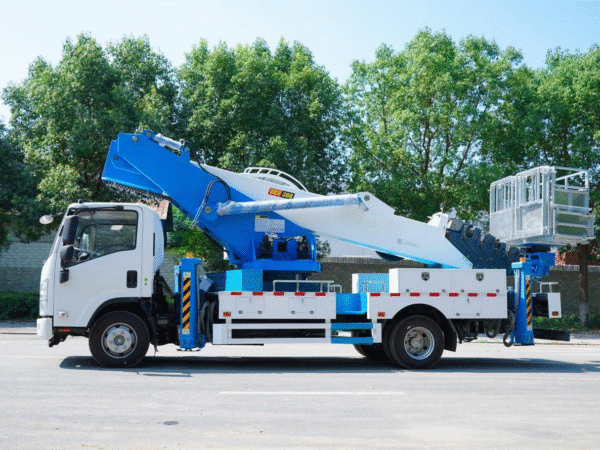 ISUZU 36-meter aerial work vehicle - Image 4