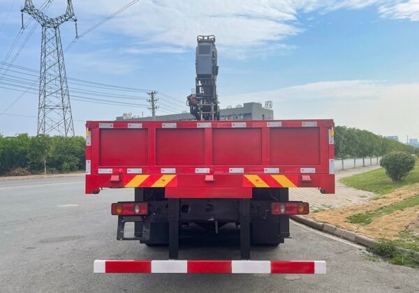 The chassis of Dayun lifting bridge is equipped with 10-12 tons crane - Image 6