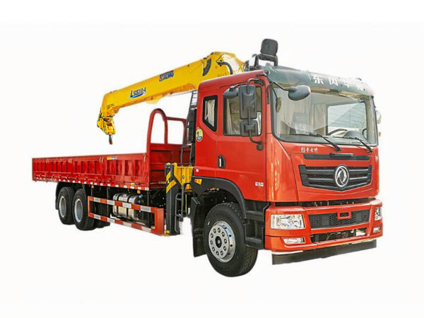 Dongfeng D7 is equipped with 8 tons XCMG crane