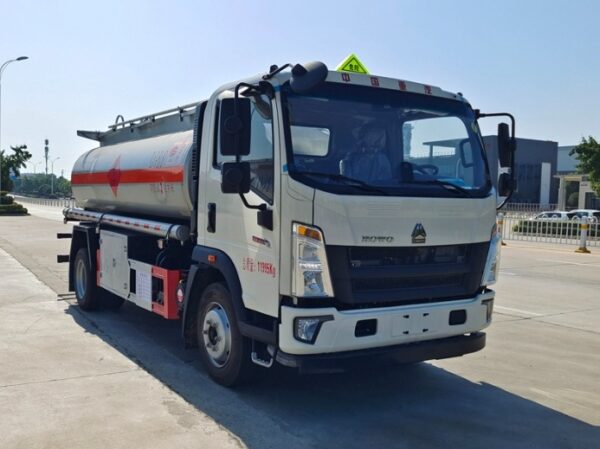Sinotruk Howo Single Axle 8 Cubic Meter Fuel Tanker