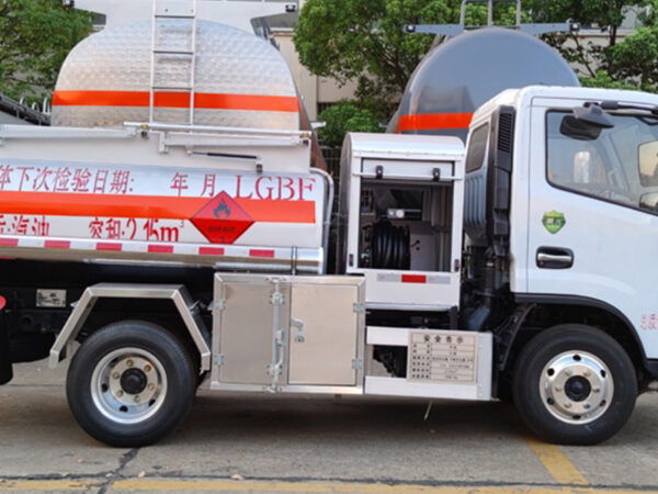 National VI Dongfeng Duolika D5 Blue License Plate Fuel Tanker - Image 4