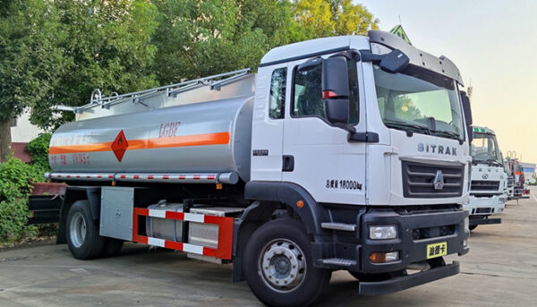 SinoTruck C7H fuel tanker - Image 2