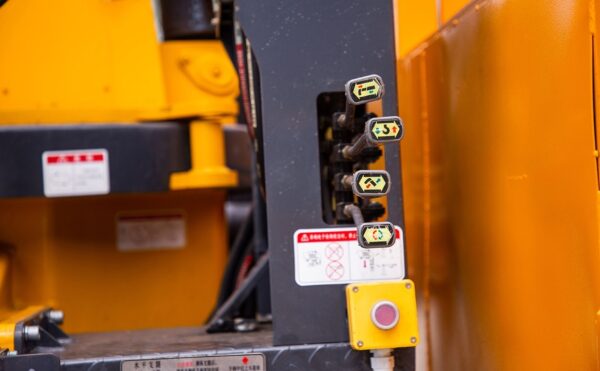 Sinotruk Ace single bridge - Xugong K6.3 tons 4 car crane - Image 9