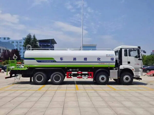 Shaanxi 8x4 Water Sprinkler Truck - Image 2