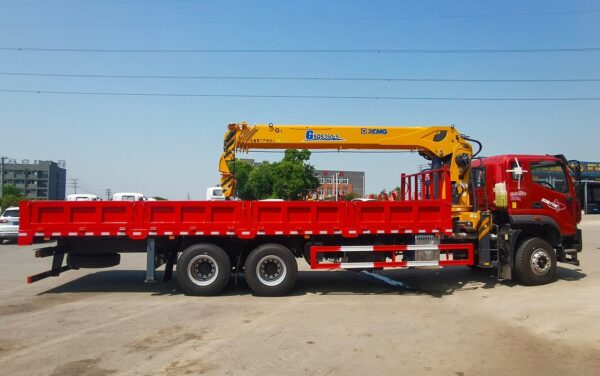 Foton Auman rear eight wheels - with 12 to 14 ton brand crane - Image 3