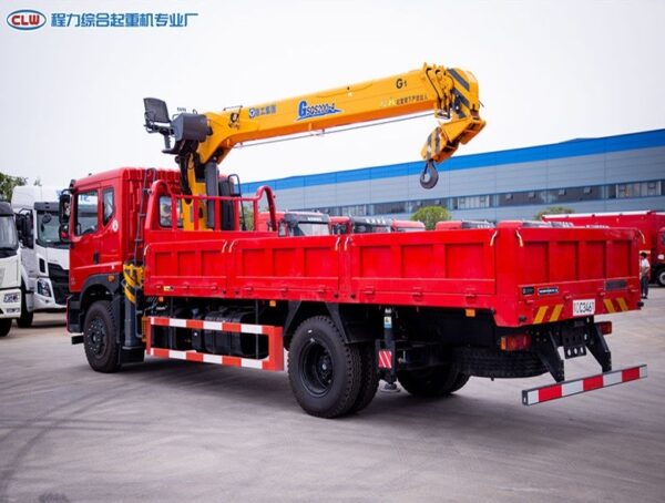 Dongfeng D7 is equipped with 8 tons XCMG crane - Image 6