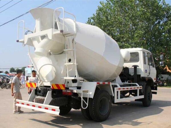 Old Model Dongfeng 6 Cubic Meter Mixer Truck - Image 3