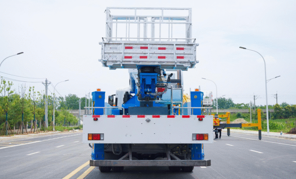 ISUZU 45-meter aerialwork vehicle - Image 3
