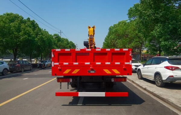 Foton Auman rear eight wheels - with 12 to 14 ton brand crane - Image 6