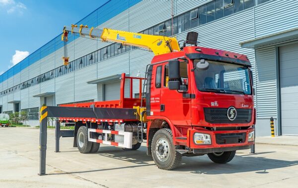Shaanxi Automobile Delong L3000 with Xugong 8-10 tons crane configuration - Image 9