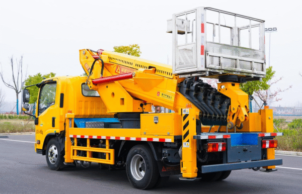 ISUZU 30m Aerial Work Vehicle - Image 4