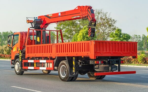 Heavy truck integrated offshore and eight-ton five-section crane - Image 5