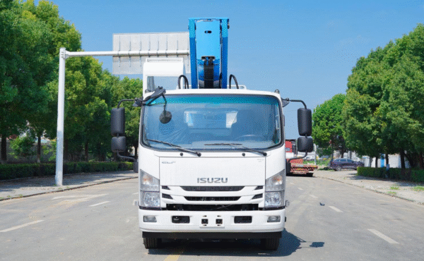 ISUZU 36-meter aerial work vehicle - Image 2