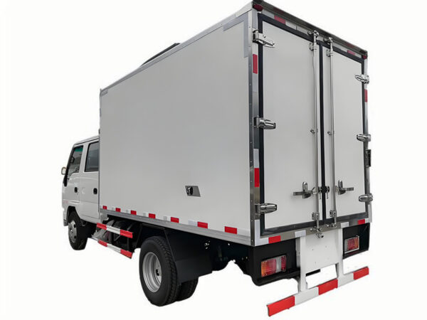 Isuzu double row export refrigerated truck - Image 3