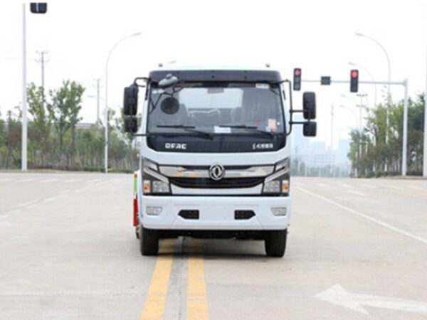 Dongfeng Dolika Water Sprinkler Truck (8-9 cubic meters) - Image 2