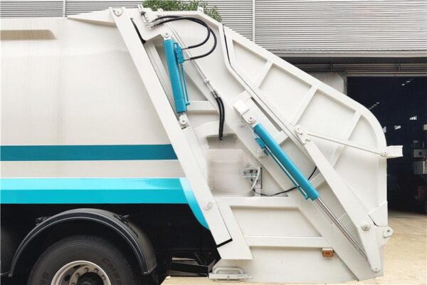 Qingling Isuzu 16-20 cubic meter garbage compactor truck - Image 2