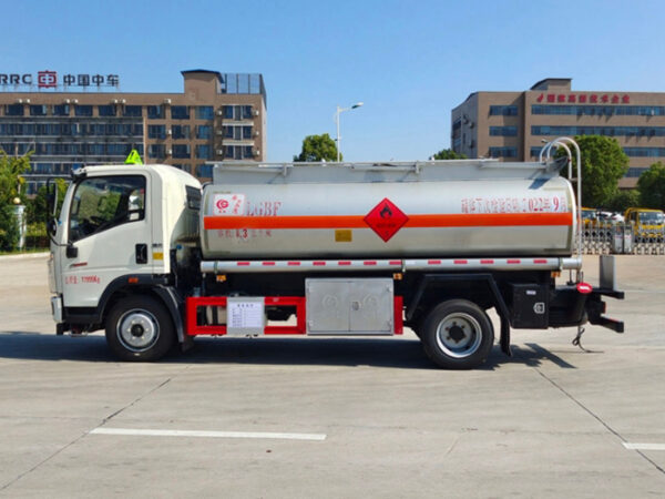Sinotruk Howo Single Axle 8 Cubic Meter Fuel Tanker - Image 2