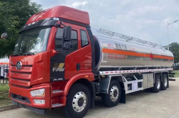 China VI Jiefang J6L 8x4 Aluminum Alloy Fuel Truck.