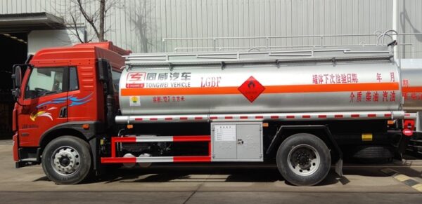 Jiefang LongV Single-Bridge Fuel Truck - Image 2
