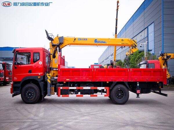 Dongfeng D7 is equipped with 8 tons XCMG crane - Image 4