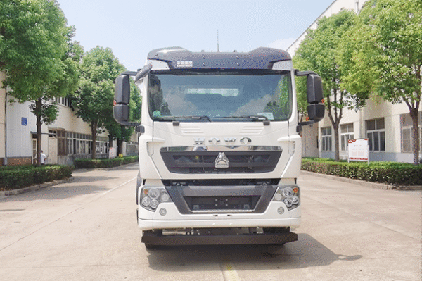Howo TX, 8x4 Vacuum and Pressure Feeding Truck - Image 2