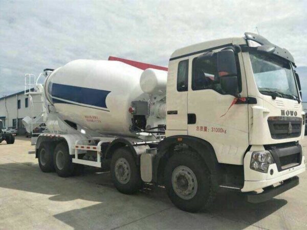 Lightweight - Sinotruk T5G 12 Cubic Meter Mixer Truck - Image 4
