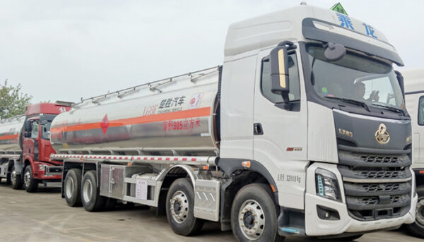 China VI Dongfeng Liuzhou 8x4 Aluminum Alloy Fuel Truck. - Image 2