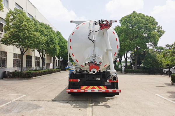 Howo TX, 8x4 Vacuum and Pressure Feeding Truck - Image 3