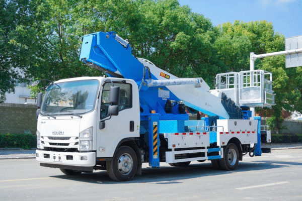 ISUZU 36-meter aerial work vehicle - Image 3