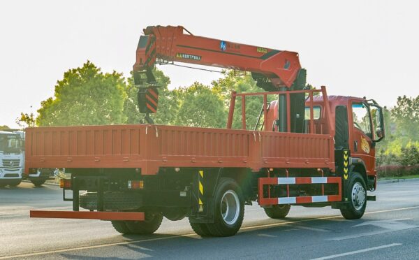 Heavy truck integrated offshore and eight-ton five-section crane - Image 6