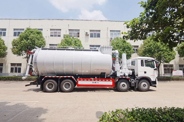 Howo TX, 8x4 Vacuum and Pressure Feeding Truck - Image 4