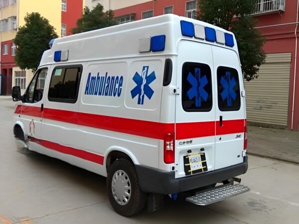 Dongfeng Yufeng Short Wheelbase Medium Roof Diesel Ambulance - Image 3