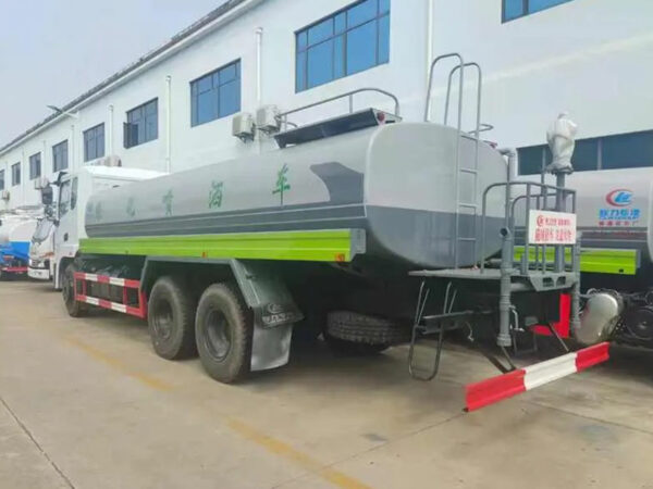 Dongfeng Jincheng 8x4 Alcoholic Beverage Transport Truck - Image 2