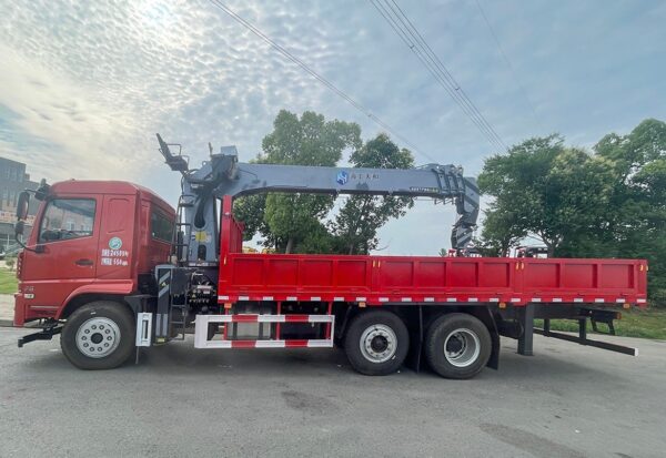 The chassis of Dayun lifting bridge is equipped with 10-12 tons crane - Image 3