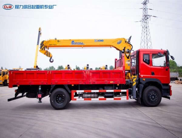 Dongfeng D7 is equipped with 8 tons XCMG crane - Image 3