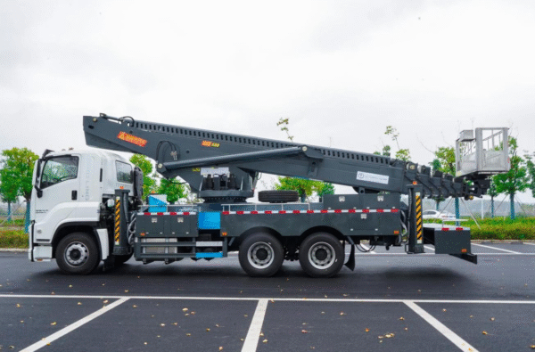 ISUZU 56-meter aerial work vehicle - Image 2