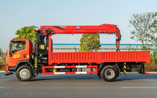 Heavy truck integrated offshore and eight-ton five-section crane - Image 3