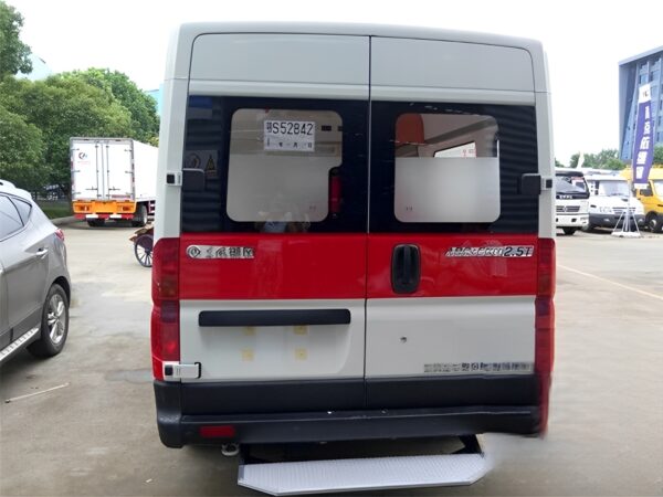 Dongfeng Yufeng Long Wheelbase Medium Roof Diesel Ambulance - Image 4