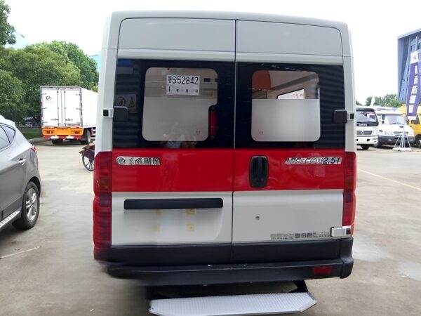 Dongfeng Yufeng Short Wheelbase Medium Roof Diesel Ambulance - Image 4