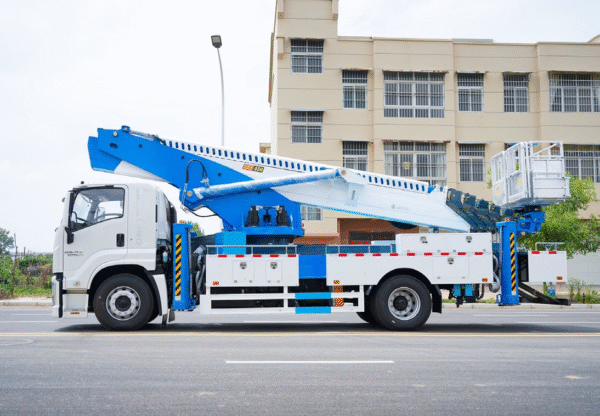 ISUZU 45-meter aerialwork vehicle - Image 5