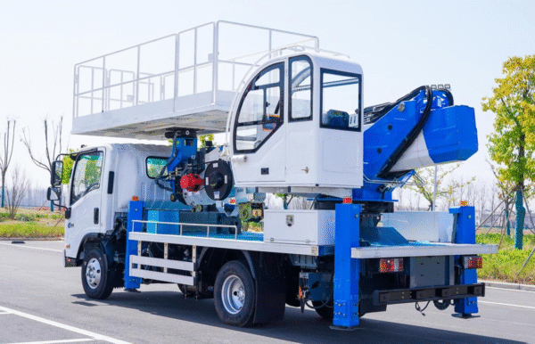 ISUZU 23m Aerial Work Vehicle - Image 3