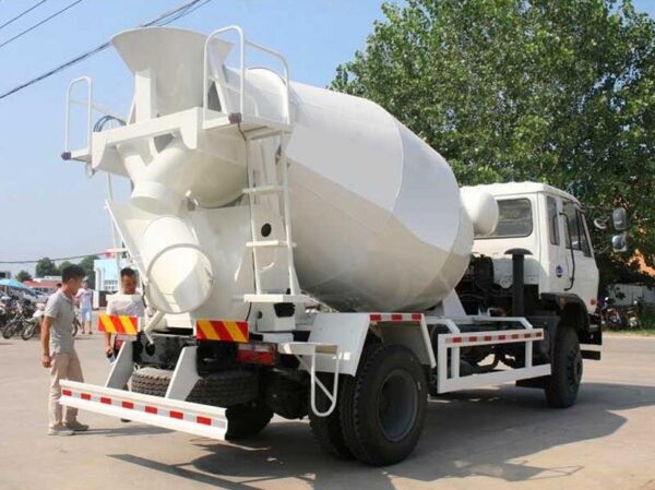 Old Model Dongfeng 6 Cubic Meter Mixer Truck - Image 4