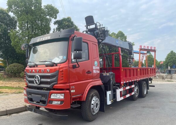The chassis of Dayun lifting bridge is equipped with 10-12 tons crane - Image 2