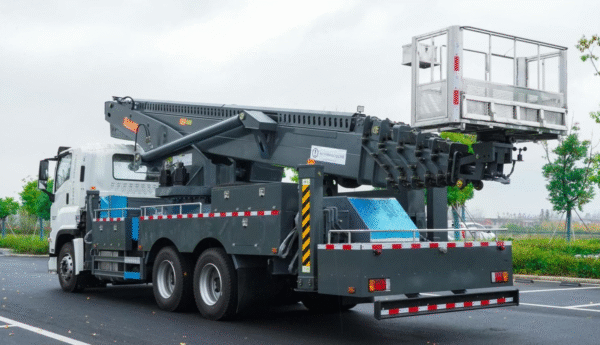 ISUZU 56-meter aerial work vehicle - Image 4