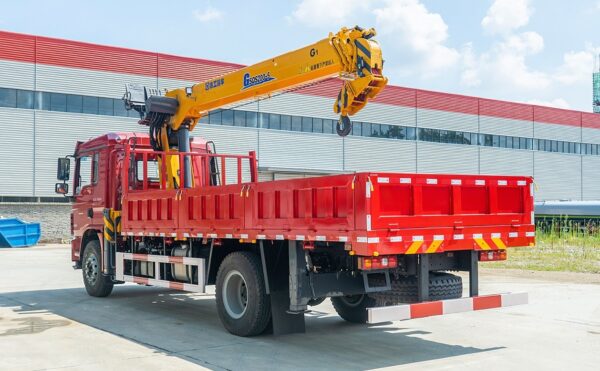 Shaanxi Automobile Delong L3000 with Xugong 8-10 tons crane configuration - Image 6
