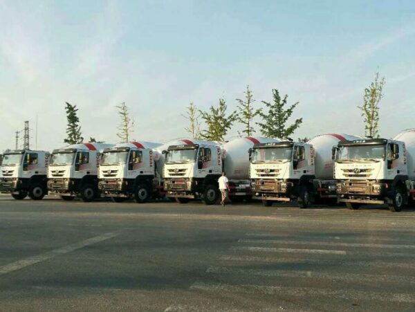 Hongyan Jieshi 15 Cubic Meter Concrete Mixer Truck - Image 3