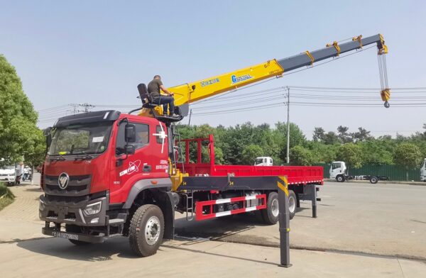 Foton Auman rear eight wheels - with 12 to 14 ton brand crane - Image 2